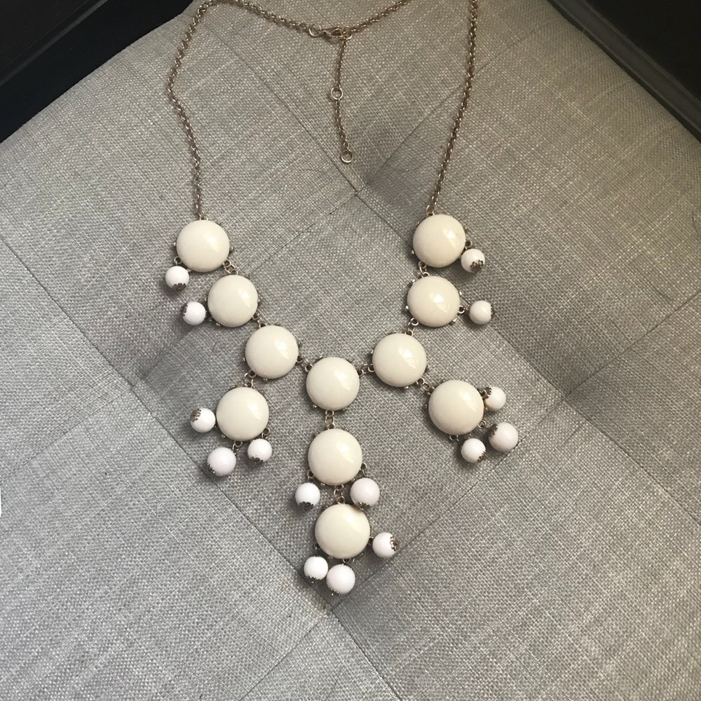 White statement necklace - Picture 2 of 3